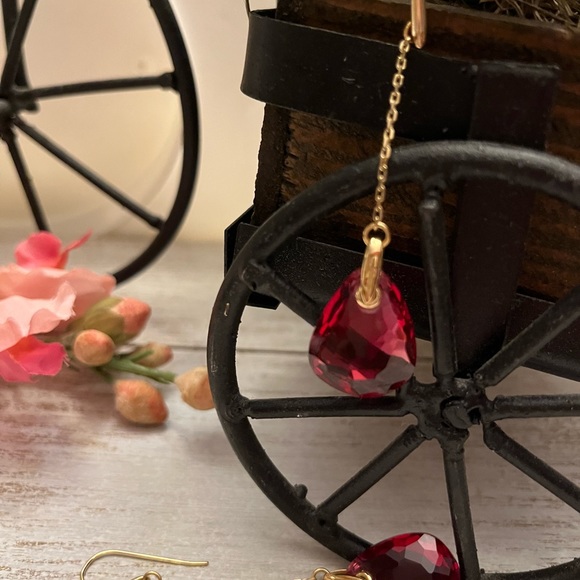 🎱[2/$36.00]🎱 Red Faceted Cut Glass Earrings - Picture 2 of 4